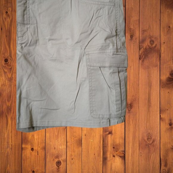 Cabela's Women's Size 18 Khaki Cargo Shorts Utility Pockets Workwear Outdoors - Picture 2 of 4